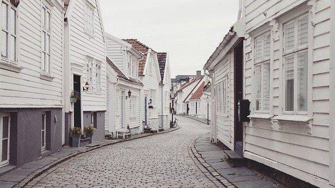 Crowded Homes, Poor Neighborhoods Linked to COVID-19